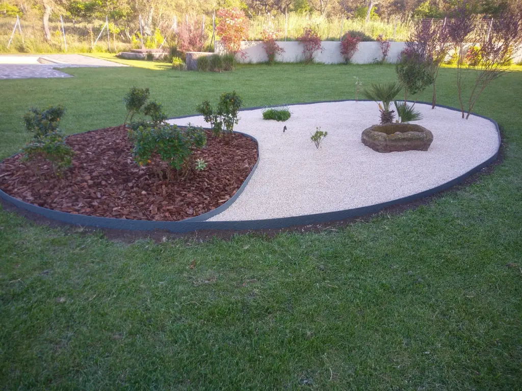 realizzazione aiuole decorative nel prato